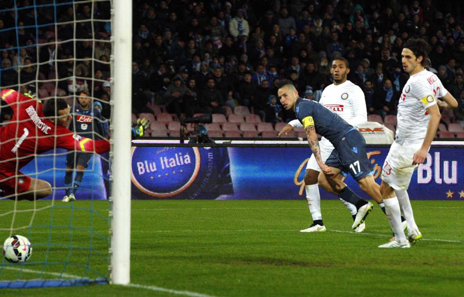 In apertura di ripresa arriva il gol del vantaggio del Napoli con il colpo di testa di Hamsik. Reuters